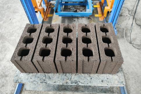 Linghao Shipment of QT4-15 brick machine to Peru